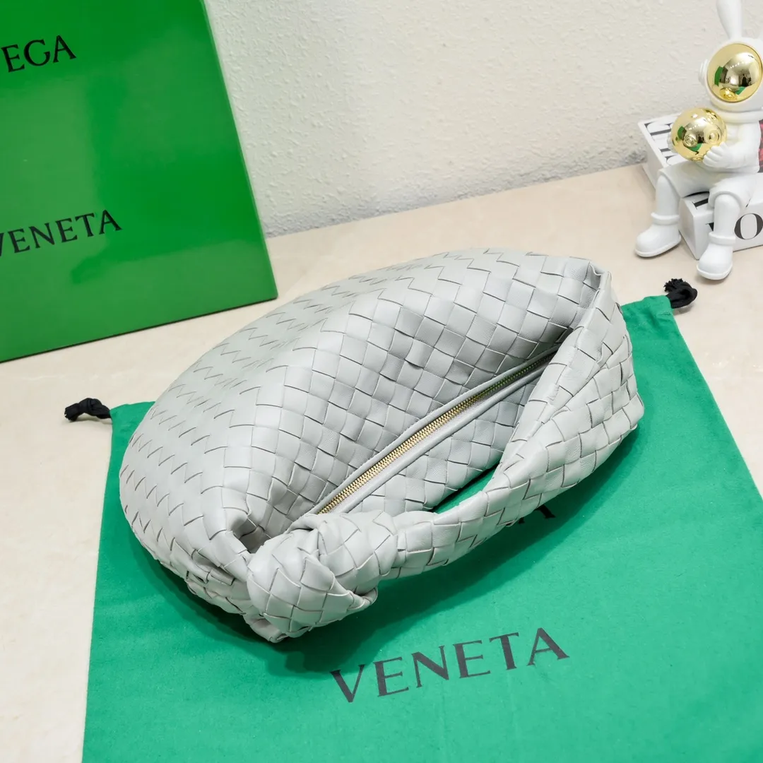 Batch 1460 BV Bottega Veneta's new medium-sized JODIE handbag BV bag for women 🔥The new method is to round the corners on the original basis, and knot the round hobo bag with classic woven leather. The most iconic triangular pull-out design is made of sheepskin hanging soft shape, which is super suitable for concave shapes~Jodie feels really gentle to people. It is definitely the best item for daily matching, unchanged weaving, new elements twist, versatile, and the new favorite of street style Internet celebrities! Size: 36*21*13 Model: 6697